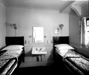First Class stateroom on the 'Aquitania' (1914) RMG G10931