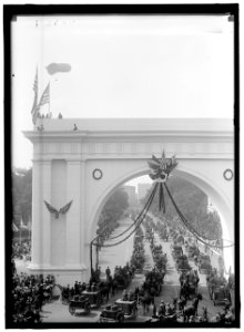 FIRST DIVISION, A.E.F. AMERICAN EXPEDITIONARY FORCES. MISCELLANEOUS VIEWS OF PARADE LCCN2016870477