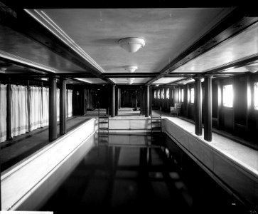 First Class Swimming Bath on the 'Aquitania' (1914) RMG G10889