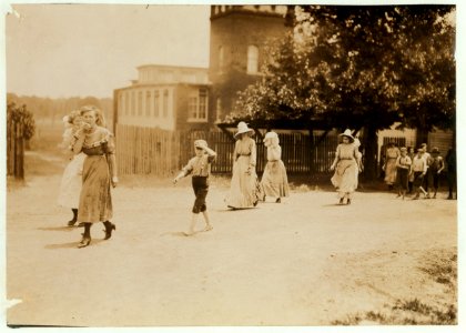 Going home, Winona (Miss.) Cotton Mills. All work. LOC nclc.02113