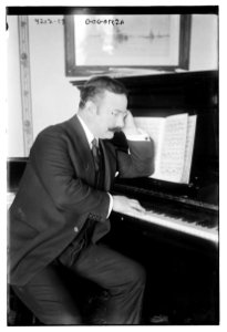 Gogorza at piano LCCN2014704596