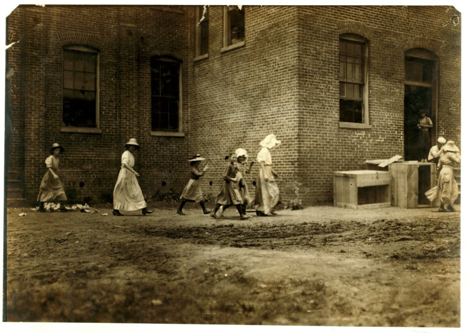 Going to dinner. See photo and label 2256. Knitting Mill. June 1911. Berkley, Va. LOC nclc.02204