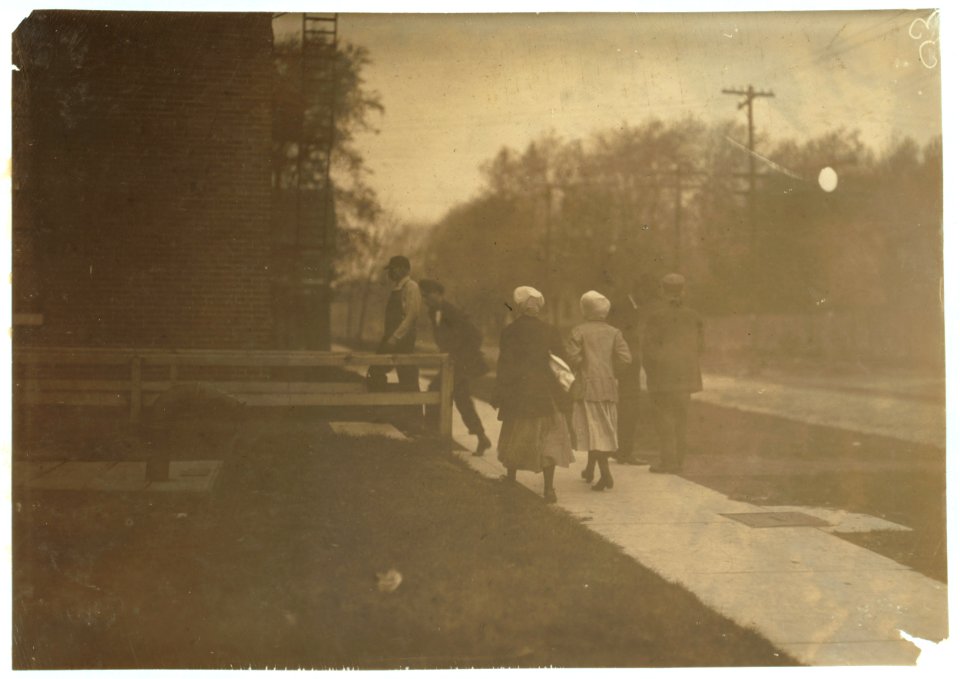 Going to work in Brown Shoe Factory. 6-30 to 7 A.M. Factory employs between 300 and 400 hands. LOC nclc.04712
