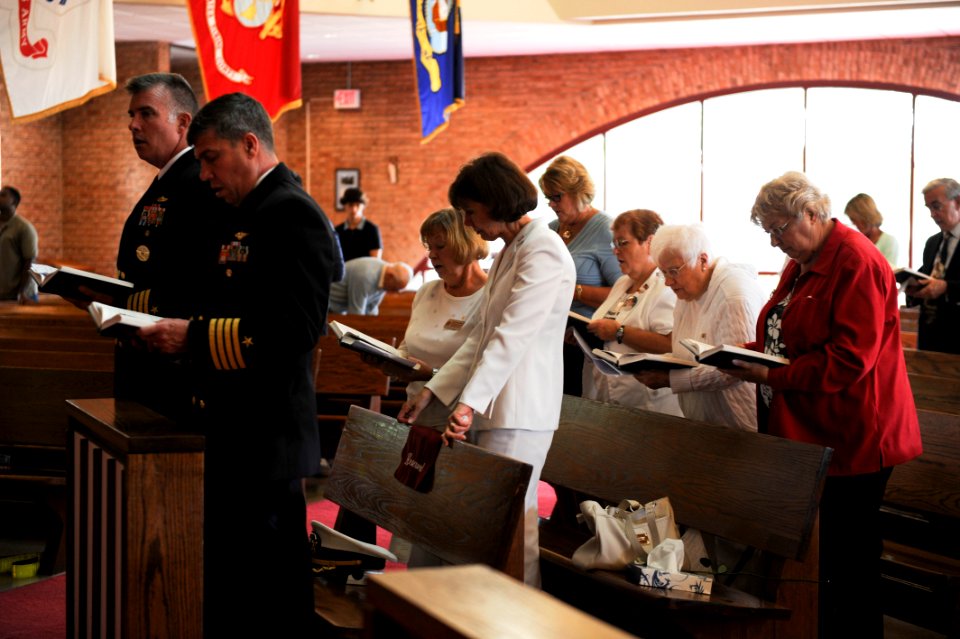 Gold Star Mother's Day ceremony 130929-N-BD629-027