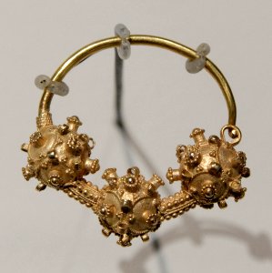 Gold earring MCAM Split