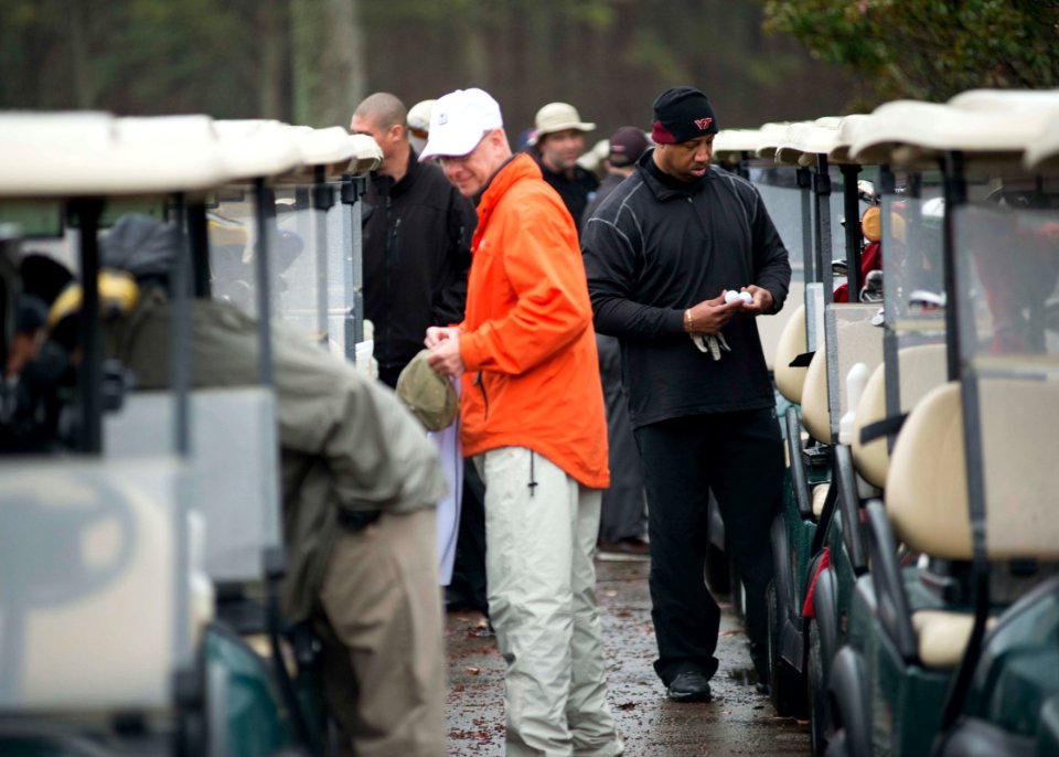 Golf fundraiser 150327-N-AO823-006