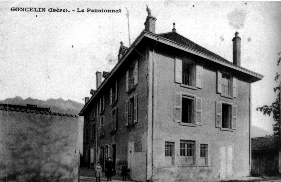 Goncelin, le pensionnat en 1910, p 92 de L'Isère les 533 communes - photo voir sur la carte postale
