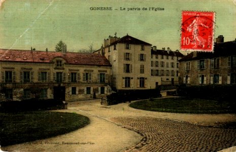 Gonesse.Parvis de l'Église