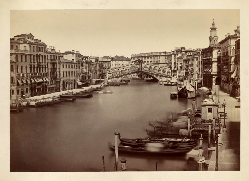 Gondolas along the sides of the Grand Canal in front of the Rialto Bridge, Venice, Italy LCCN2013650407