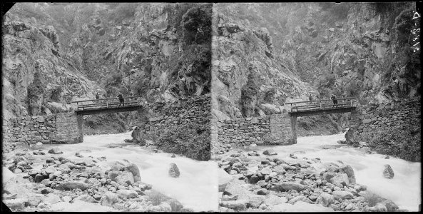Gorges de Carançà (o Querançà) amb un riu i dos homes