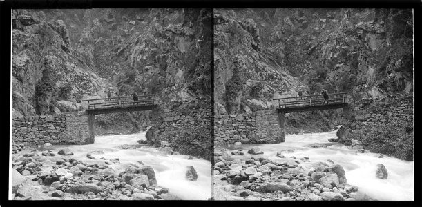Gorges de Carançà (o Querançà) amb un riu i dos homes (AFCEC BORDAS X 618)