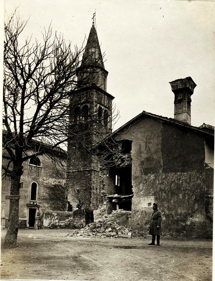 Gorjansko, zerschossene Kirche und Haus (BildID 15595566)