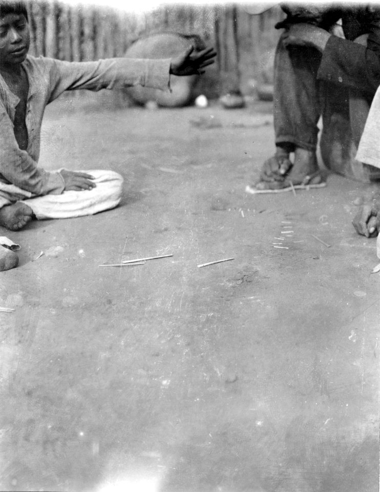 Gossar som spela chunguanti. Rio Itiyuro, v. Argentina. Foto, Erland Nordenskiöld exp. 1908-09 - SMVK - 004968