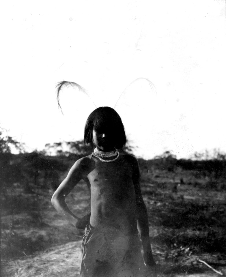 Gosse med halsband och fjäderprydnad. Gran Chaco, Rio Pilcomayo. Bolivia - SMVK - 004737