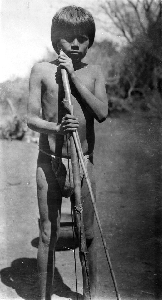 Gosse som har har pilar med klumspetsar i handen. Rio Parapiti, Bolivia - SMVK - 004971