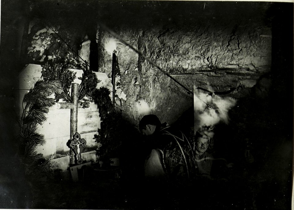 Gottendienst im Berg, mit provisorischem Altar. (BildID 15586156)