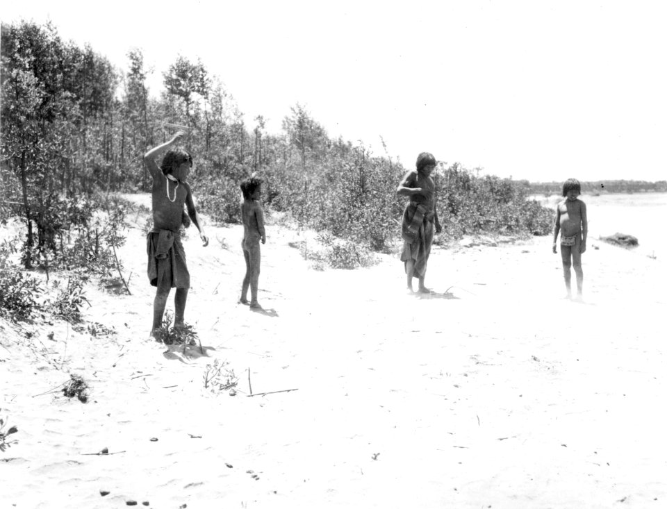 Gossar leka med leksaksbolas på stranden av Pilcomayo. Bolivianska Chaco. Rio Pilcomayo, Gran Chaco - SMVK - 004764