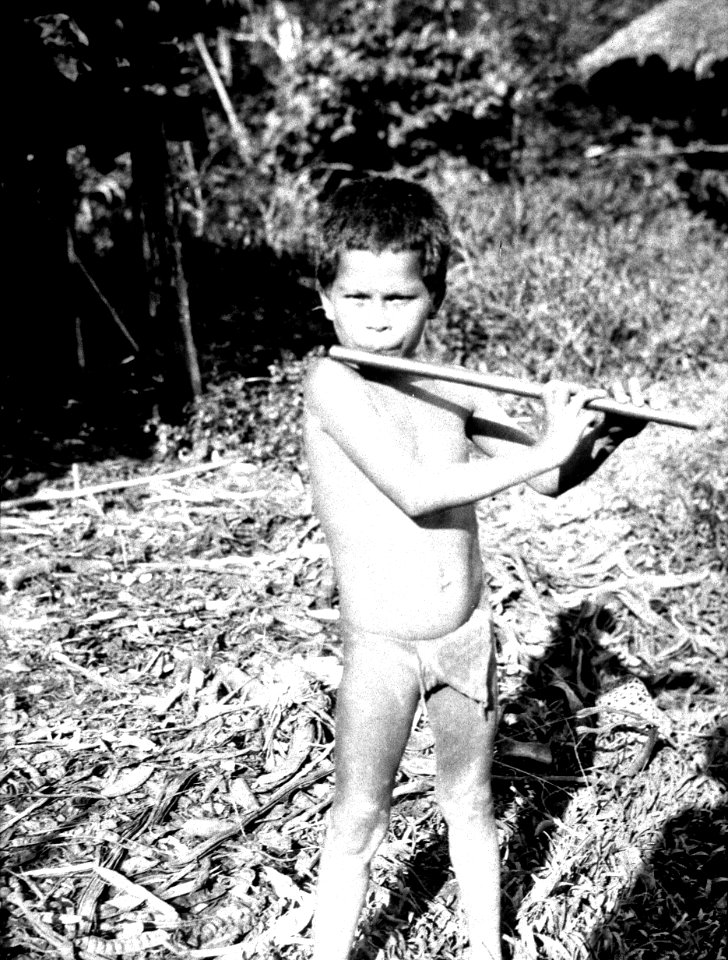 Gosse blåser flöjt. (Anm. av H. Wassén, Enligt uppgift inhämtad 1934 var pojkens namn Siledio) - SMVK - 004070