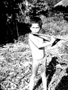 Gosse blåser flöjt. (Anm. av H. Wassén, Enligt uppgift inhämtad 1934 var pojkens namn Siledio) - SMVK - 004070 photo