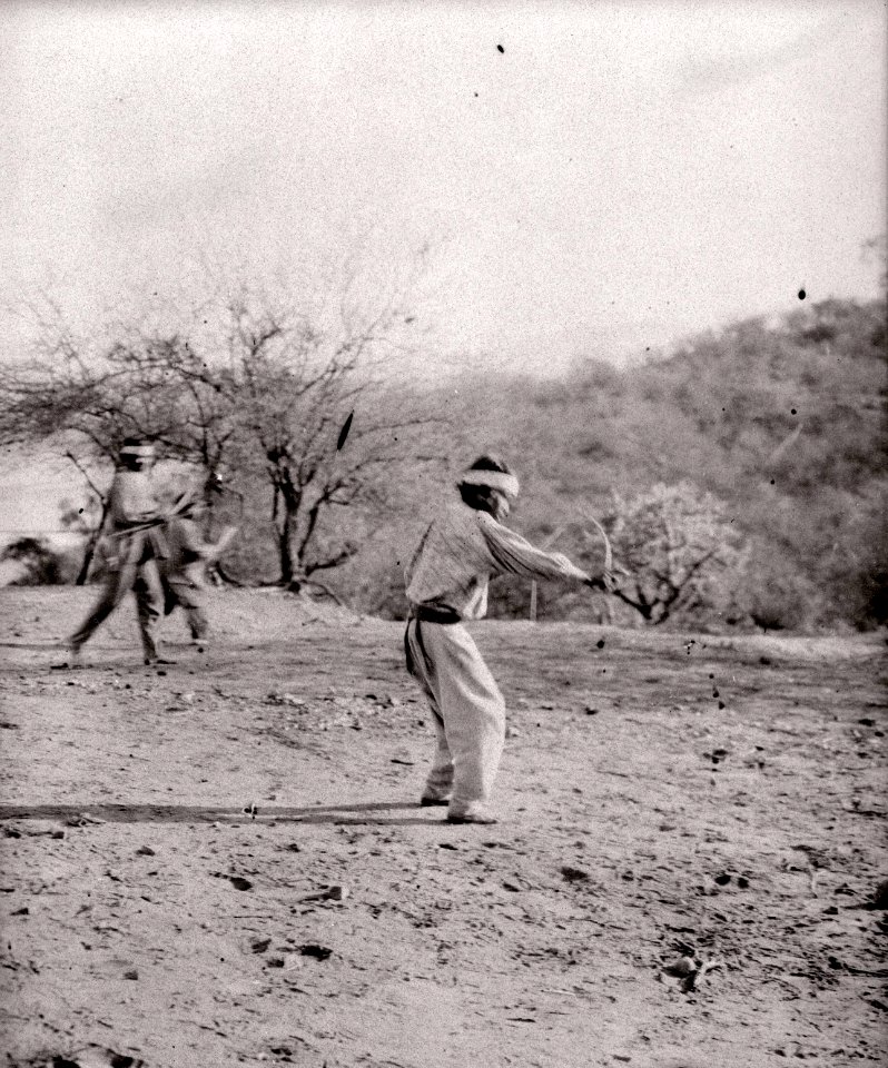 Gosse leker sipépe . Han skjuter med leksaksbåge på kaktusen. Rio Pilcomayo. Bolivia - SMVK - 004926
