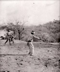 Gosse leker sipépe . Han skjuter med leksaksbåge på kaktusen. Rio Pilcomayo. Bolivia - SMVK - 004926