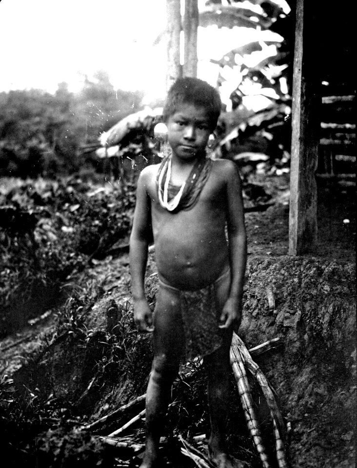 Gosse med silverbeslagna örontrissor. Rio Pasuto. Colombia - SMVK - 004062