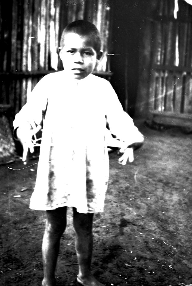 Gosse gör en trådfigur. Missionsstn. Cavinas, nära R. Beni, Bolivia. Foto, Erland Nordenskiöld, exp - SMVK - 005037