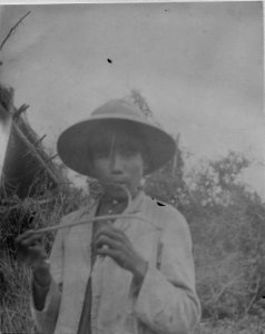 Gosse spelar musikbåge. Aguaray, Gran Chaco. Argentina - SMVK - 004857