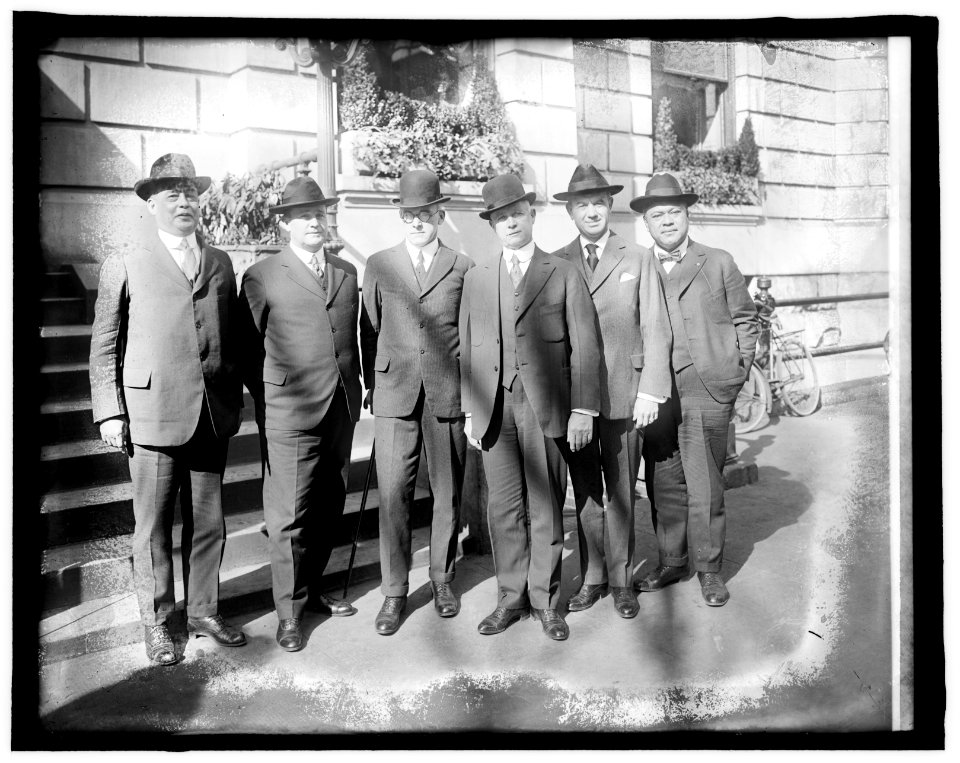 Gov. & Hawaiian & group LCCN2016851582