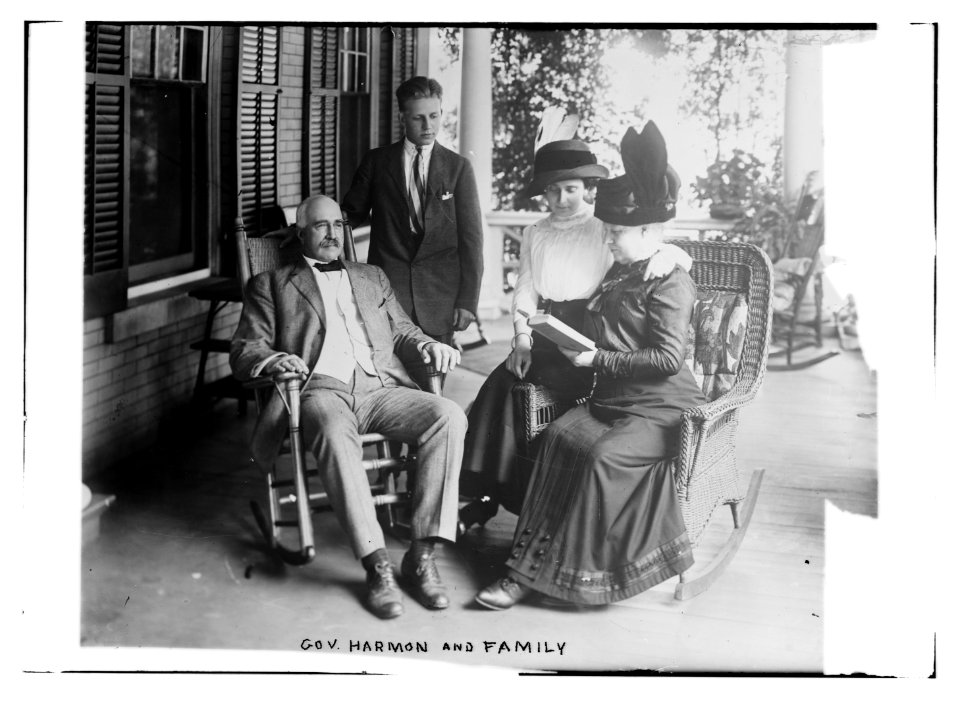 Gov. Harmon & Family LCCN2014686385