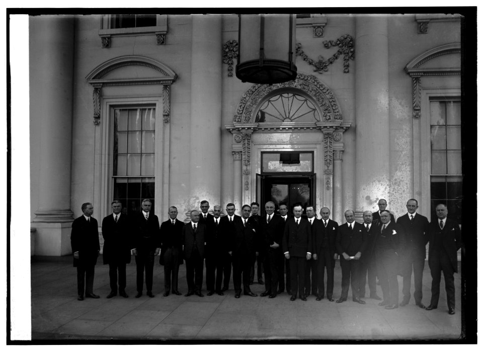 Governor's group, 12-18-22 LCCN2016847043