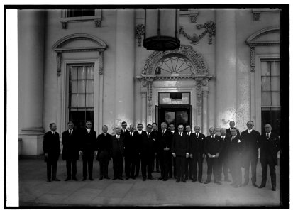 Governor's group, 12-18-22 LCCN2016847043