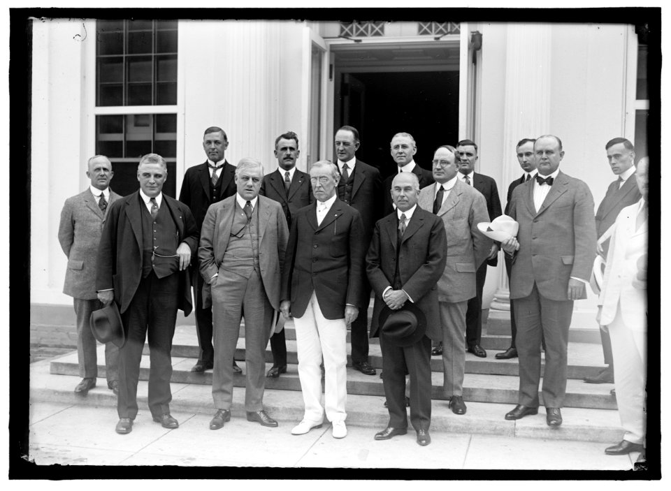 GOVERNORS OF STATES. GOVERNORS AND ATORNEYS GENERAL OF SEVEN STATES AT WHITE HOUSE TO DISCUSS HIGH COST OF LIVING. FRONT- GOV. SPROUL, PA.; ATTY. GEN. OF U.S., M.A. PALMER; PRESIDENT WILSON; LCCN2016870393