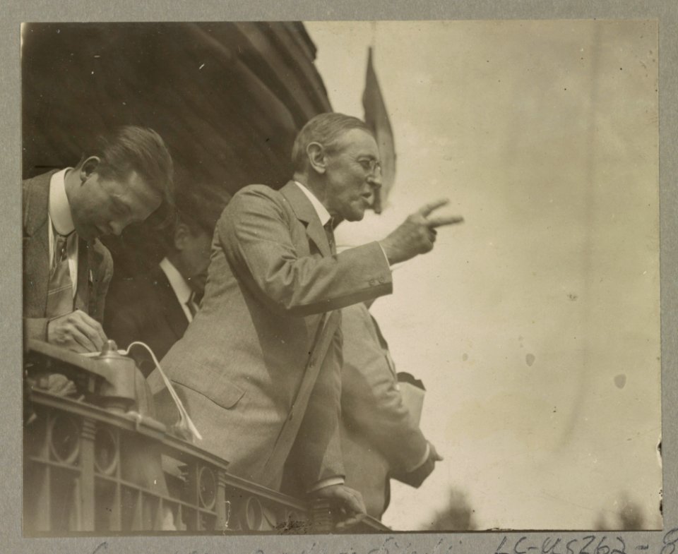 Governor Woodrow Wilson campaigning by train for president in Bradford, Ohio LCCN2016652167