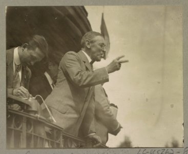 Governor Woodrow Wilson campaigning by train for president in Bradford, Ohio LCCN2016652167