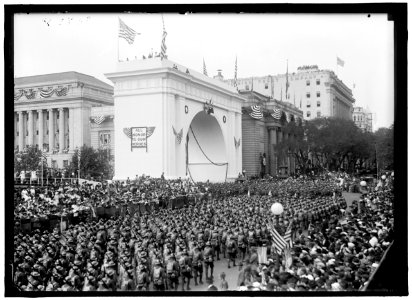 FIRST DIVISION, A.E.F. AMERICAN EXPEDITIONARY FORCES. MISCELLANEOUS VIEWS OF PARADE LCCN2016870478
