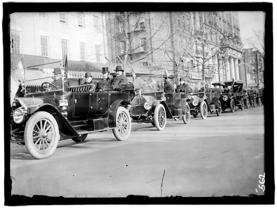 GOVERNORS OF STATES SOME NOT IDENT. JAMES F. OYSTER AND WILLIAM F. GUDE OF RECEPTION COMMITTEE ARE WITH GOVERNOR IN FRONT AUTO LCCN2016863446