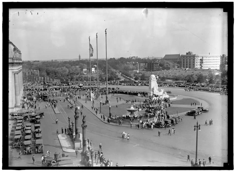 FIRST DIVISION, A.E.F. AMERICAN EXPIDITIONARY FORCES. UNION STATION PLAZA, PERSHING ARRIVING LCCN2016870452