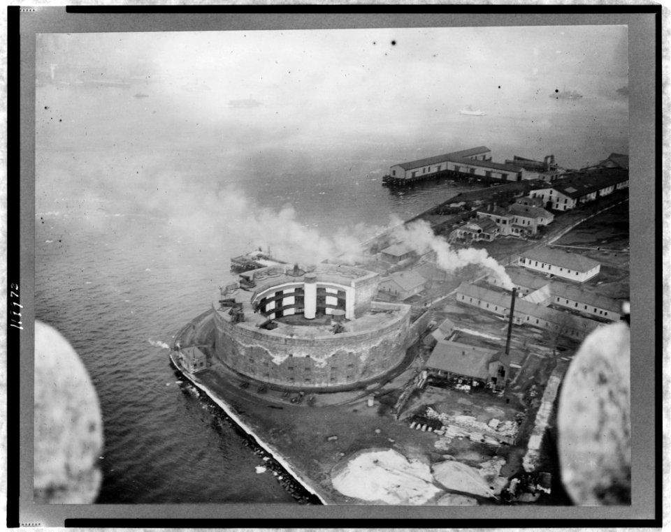Governor's Island, Castle Williams, from hydro-aeroplane LCCN98505905
