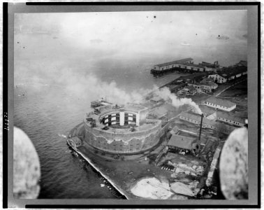 Governor's Island, Castle Williams, from hydro-aeroplane LCCN98505905