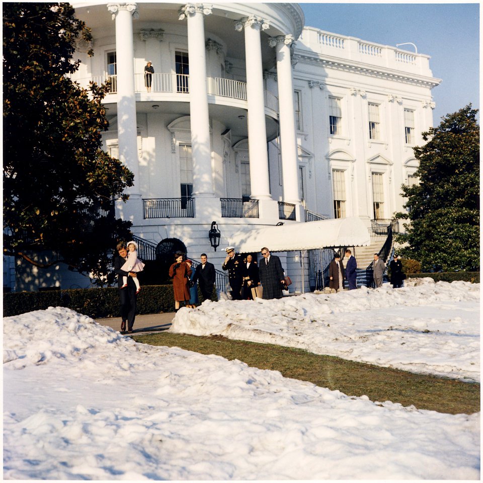 First Lady and Daughter depart White House for Glen Ora. President Kennedy, holding Caroline Kennedy, First Lady... - NARA - 194195