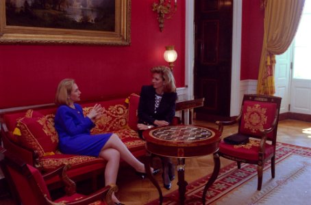 First Lady Hillary Rodham Clinton meeting with Queen Noor of Jordan (04)