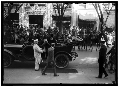 FIRST DIVISION, A.E.F. AMERICAN EXPIDITIONARY FORCES. GENERAL PERSHING IN AUTO. A BLURRED PICTURE LCCN2016870455