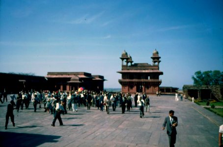 First Lady Jacqueline Kennedy Tours Fatehpur Sikri in India (4) photo