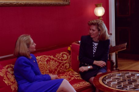 First Lady Hillary Rodham Clinton meeting with Queen Noor of Jordan (03)