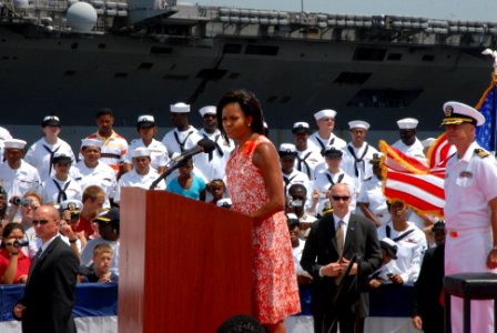 First lady at welcome home ceremony 090731-N-GA946-061