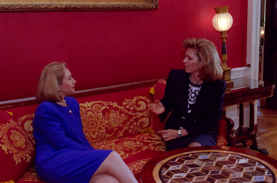 First Lady Hillary Rodham Clinton meeting with Queen Noor of Jordan (01)