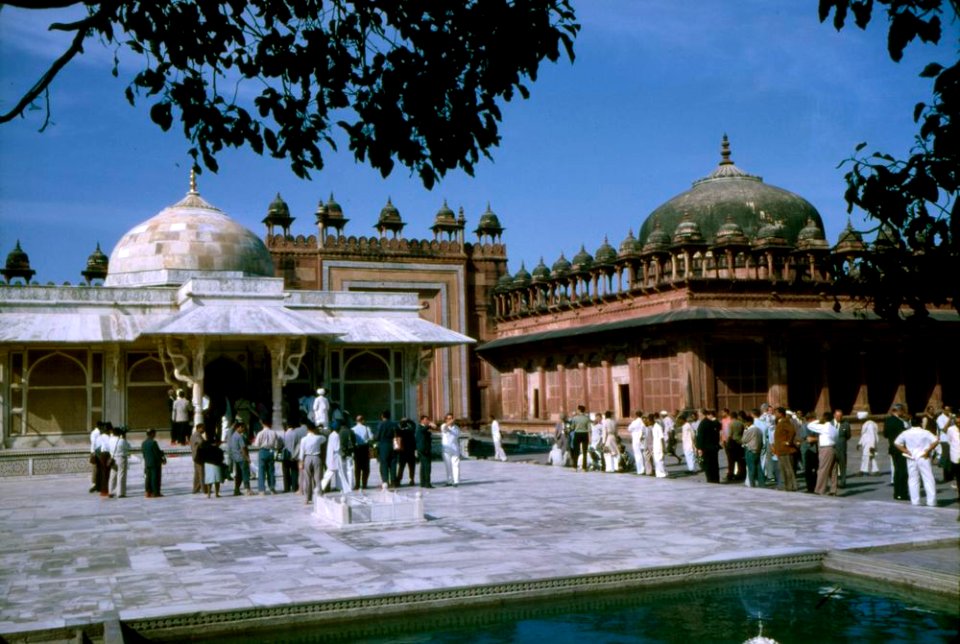 First Lady Jacqueline Kennedy Tours Fatehpur Sikri in India (3)