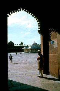 First Lady Jacqueline Kennedy Tours Fatehpur Sikri in India (7) photo