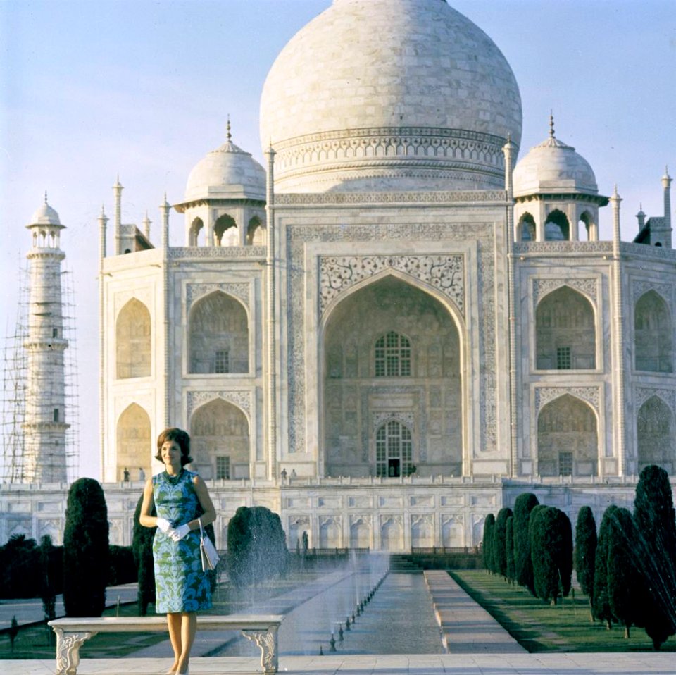 First Lady Jacqueline Kennedy at Taj Mahal (6)